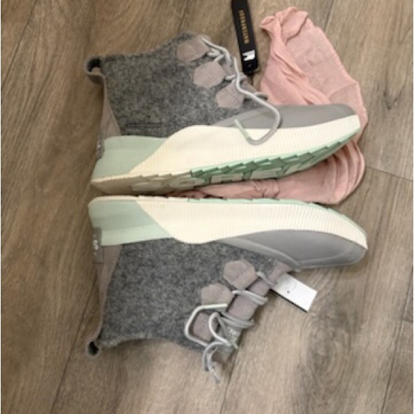 Sorel Pink and Gray High-Top Boots - Picture 3 of 10